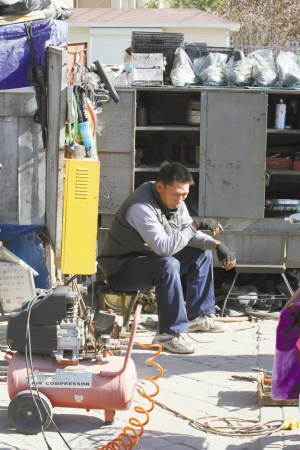 河北石家庄10岁男童街头帮父修车渴望上学堂(图)(3)