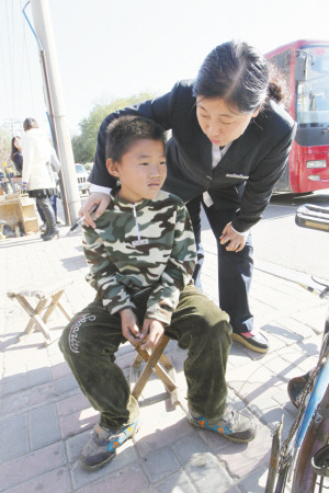 河北石家庄10岁男童街头帮父修车渴望上学堂(图)(4)