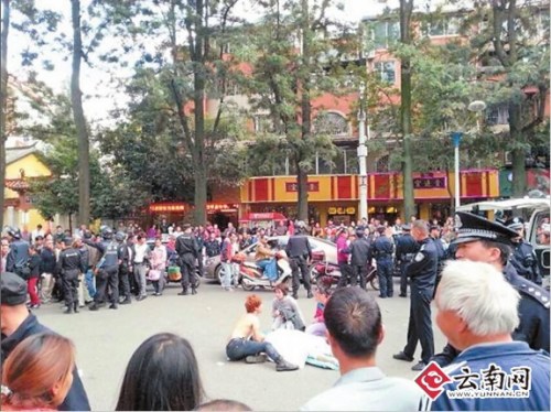昆明城管与残疾小贩当街起冲突引发上千市民围观(图)