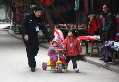 90�󾯲챳үү�ϰࣺ�ܽ���үү���ܵ���Ů�ѣ�ͼ��