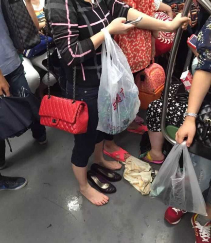 图说:市民在地铁内脱去鞋子.网友 摄
