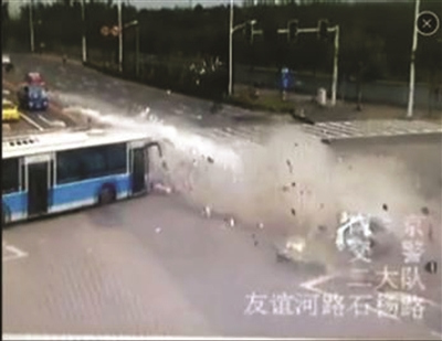 南京警方公布肇事宝马车速195.2km/h接近高铁时速(图)(2)