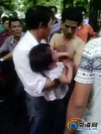 ���ӽ�ͷ����2��Ůͯ����������ǧ����Χ�£�ͼ��