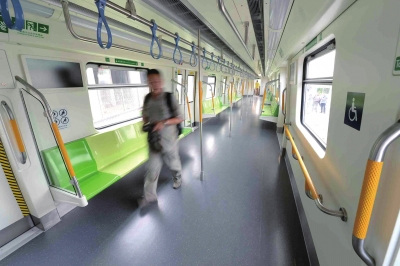 首列“京剧脸”地铁车亮相随