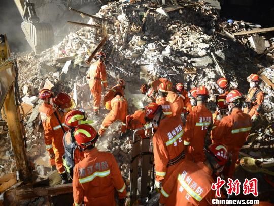温州民房倒塌：3岁女孩被男子环抱保护14小时后获救