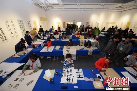 湖南首届中小学生书法大赛开赛 众小选手现场泼墨