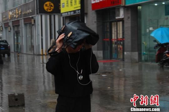 陕西发布大风暴雨预警 街头上演