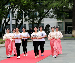 武汉女大学生着汉服演示传统“及笄礼”
