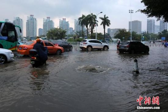 短时强降雨致三亚部分街道成“河”交通受阻