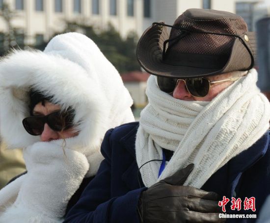 北京发寒潮蓝色预警 游客“全副武装”顶大风游览