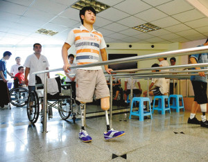 无腿新生装假肢练习走路 称要自己走进大学(图)