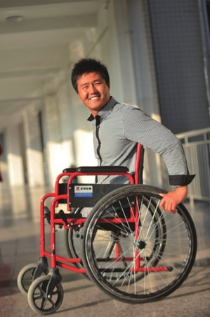 男生高位截肢坚强求学 成绩优秀成迷途学生导师