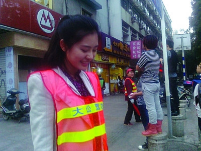 ���Ů����ͷ��ʱվ���ߺ챻��Ϊ����ʹ������