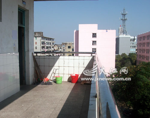 ��������Ϊ��Ů��ʾ������¥����ˤ�����ˣ�ͼ��