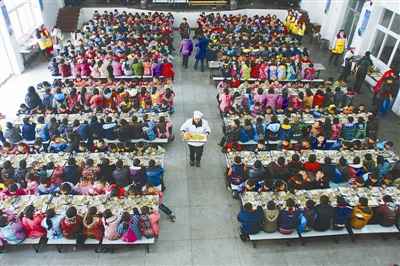 �人���ض�ͯ��һУ������μҳ���ǰ����Ǽ�