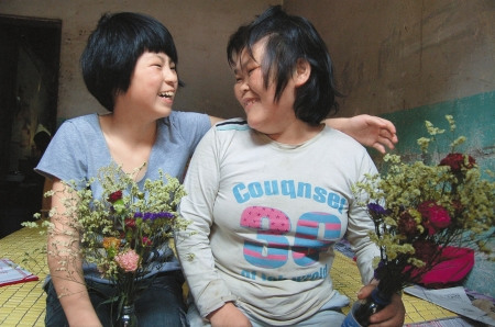 孝女带智障妈上学感动社会 学校代开账户获捐2万