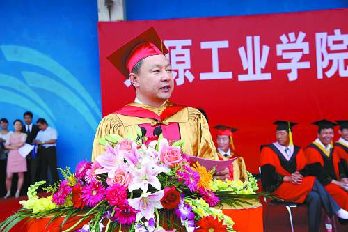 院长毕业演讲走红背后:改造学校“精气神儿”