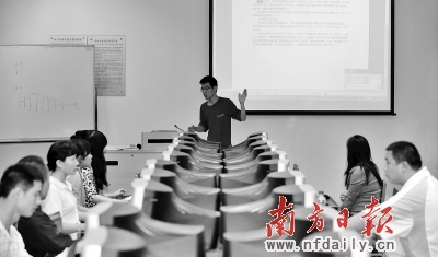 学生哥为工友办“平民学校”饭堂师傅免费上课