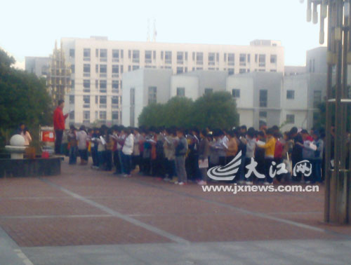 ��УҪ��ѧ������¶�쳿��20����У����������