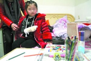 4岁女孩上课讲话,老师用水粉笔打手板心,写下保证书