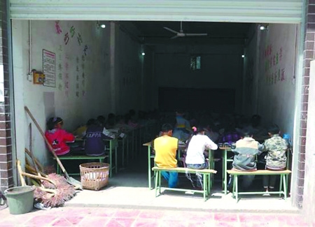 700��Сѧ���ڵ����Ͽ�һ�����У���ؽ���ͼ��