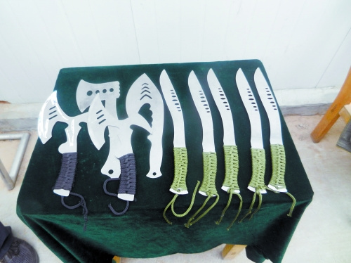 小学附近超市售卖刀具 小学生拎小砍刀上学(图)