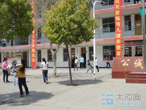 郾城区城关镇中学狭小的活动场地