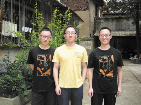 同卵三胞胎兄弟齐上一本 亲戚分不清谁是谁(图)