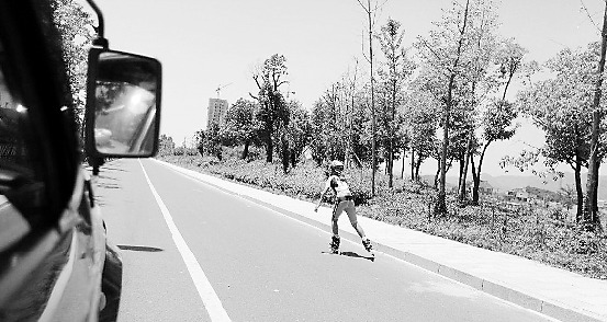 13��������ֻ�ȥѧУ����14���г�1500���ͼ��