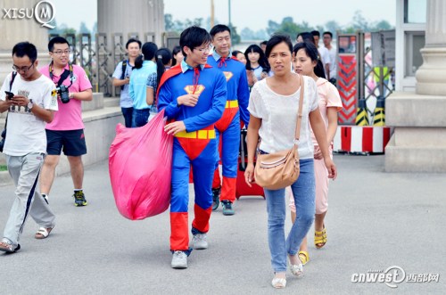 ����һ��У��Ů����1:10����������װ��������