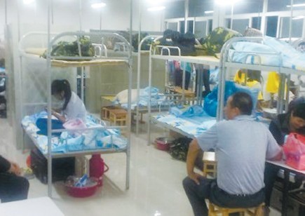 安徽一高校教室改宿舍一屋住70人校方:免费一年