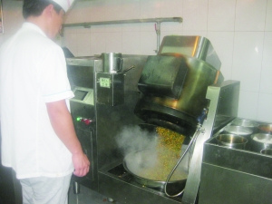 北交大食堂机器人大厨掌勺可制作99道菜品(图)
