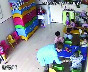 家长投诉孩子在幼儿园被打:老师一脚踢出半米远