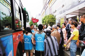 昆明1600名大学生街头倡导“文明出行”(图)