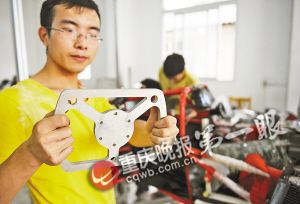 重庆大学一男生自造方程式赛车