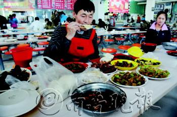 ��ѧ��������Ա��ѧ��ʣ��ֻΪ����ѧ����Լ��ʳ