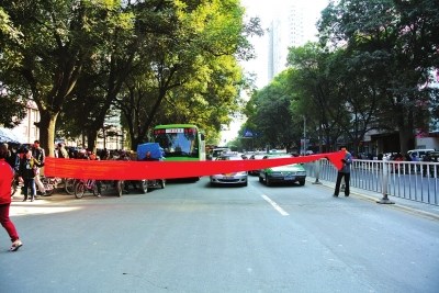 ѧУ��ǰ��������ʦΪ����ȫ����·����ѧ����ͼ��