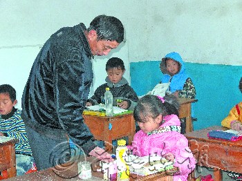 山东章丘两老师扎根村校38年全校目前仅15名学生