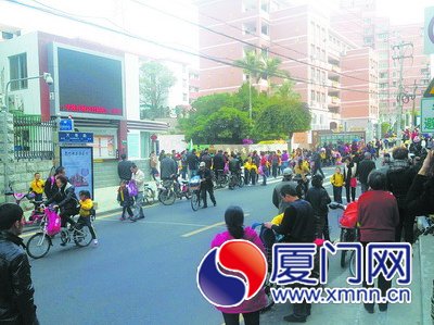 放学路路窄车多家长接孩子“心惊胆战”(图)