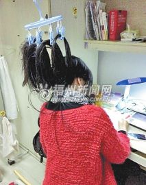 Ů�����鱻����ץ�ķ�΢����ͷ��������Χ�ۣ�ͼ��