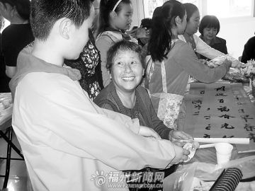 福州某校小学生“练兵”半年带着厨艺孝敬老人