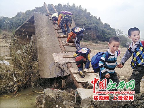 江西一人行便桥4年塌2次架“天梯”成上学路(图)