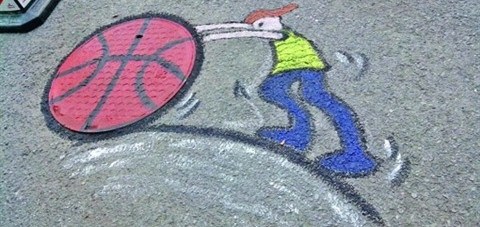 校园井盖变身海贼王、龙猫等动漫形象卖萌(图)