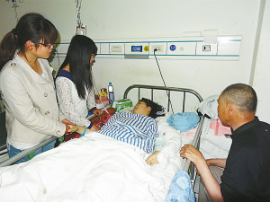 女生横过马路被撞骨折同学自发当协管员(图)