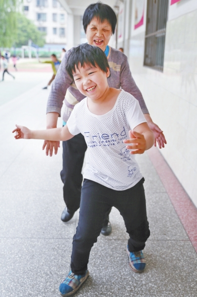 68�������չ�����̱��Ů��ѧ���������μ�٣�ͼ��