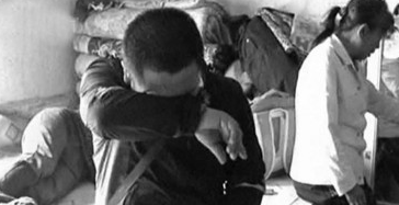 ����8��Ů����18¥���´�ǰ������ʦ2�η�վ