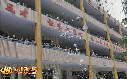 �Ĵ����и���ѧ��˺���ѹ�ҳ�����զզ�أ�ͼ��