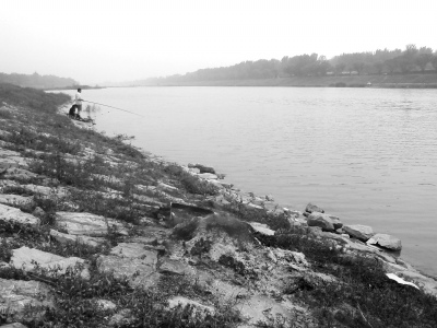 三男孩在河边野泳溺亡潜水员戴氧气罐捞人(图)