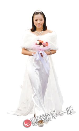 高二学生办个人时装秀班主任着婚纱惊艳亮相(图)