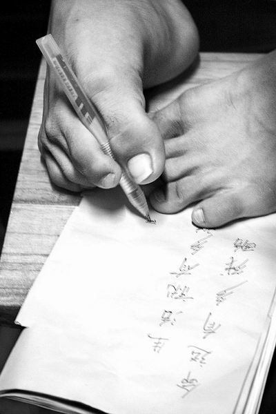 河南一19岁无臂男生用脚"敲开"大学之门(图)(2)